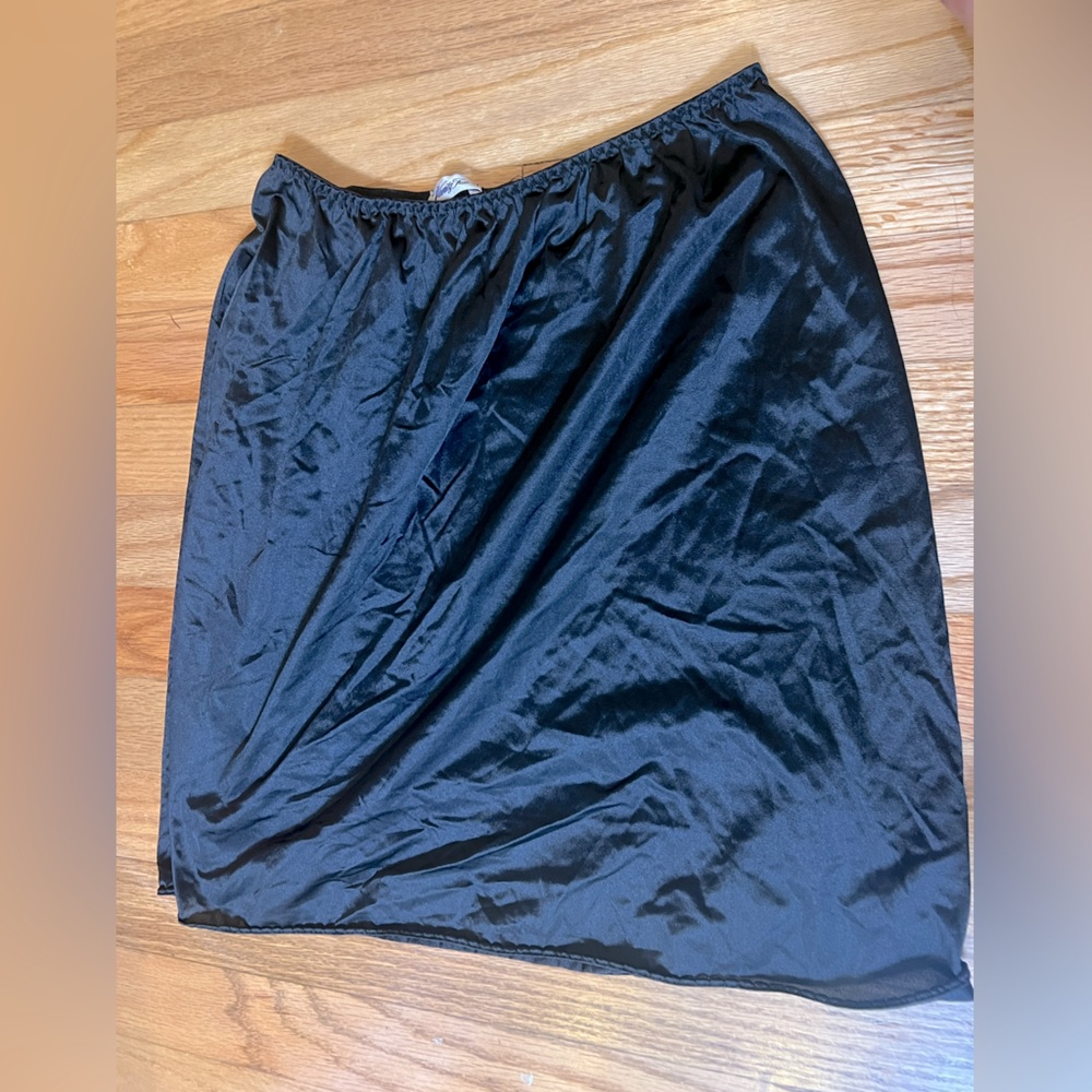 Vanity Fair black short half slip, size large